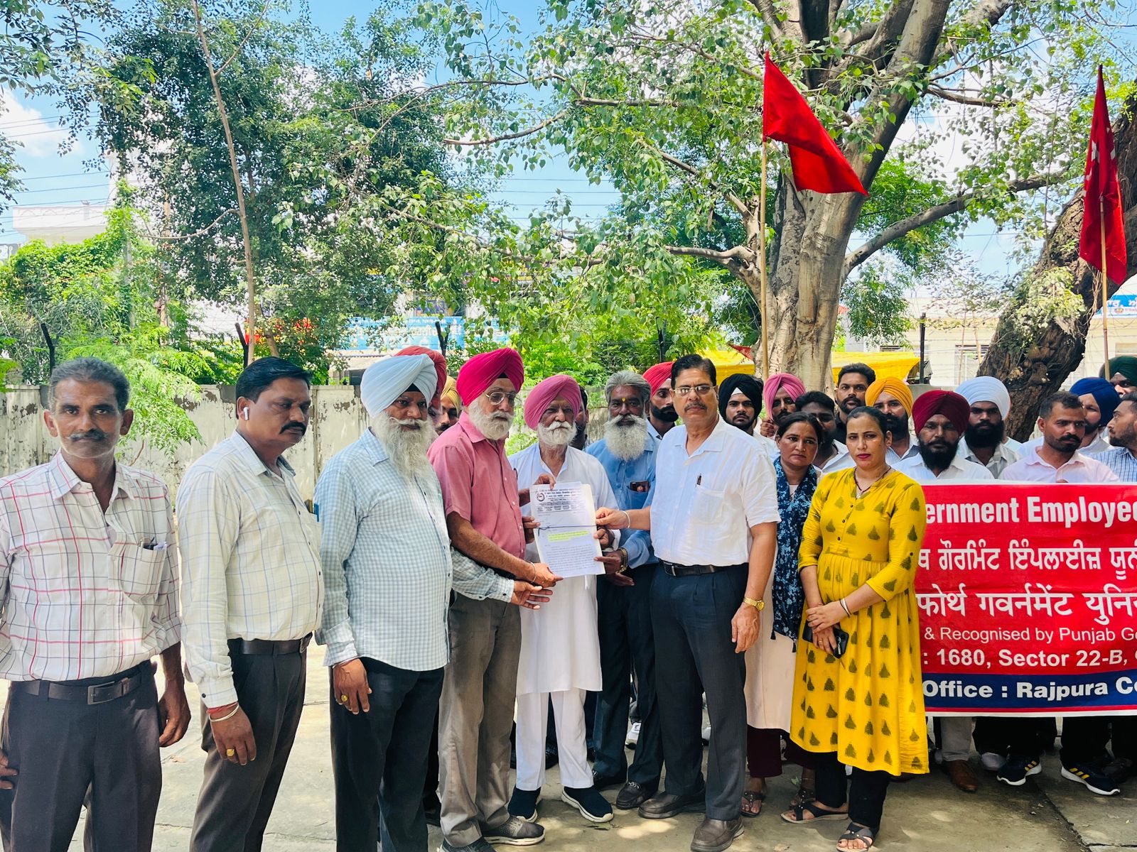 Class Four Government Employees Union Punjab, Health Department Workers spraying medicines from house to house in Punjab submitted a memorandum of their demands to the Health Minister- Darshan Lubana.